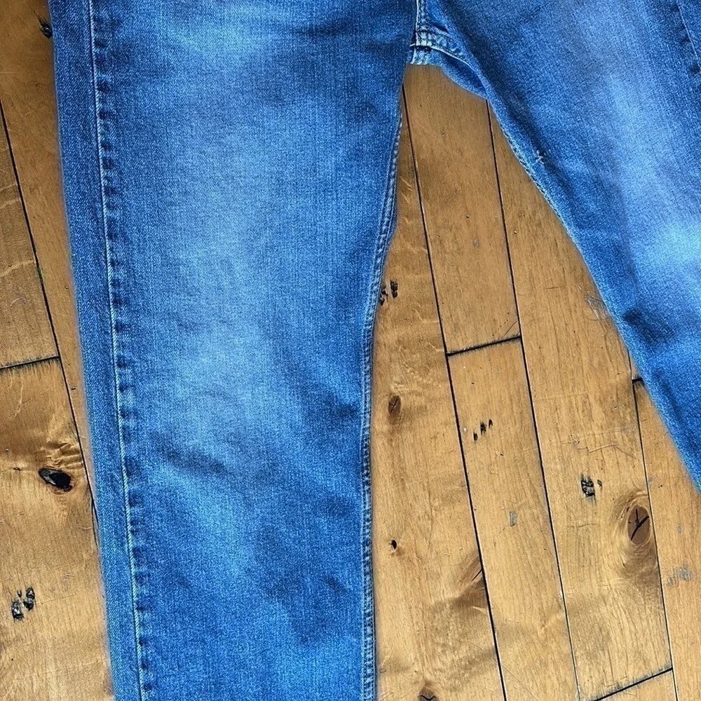 Livi’s men’s 34x32 medium colored blue jeans